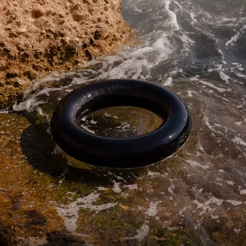 Die Zeit – Bootsunglück vor Lampedusa 2013, 366 Menschen starben. Heute ist diese Art von Tragödie beinahe Alltag.