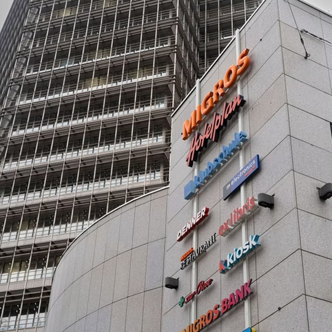 Tsri.ch – Der lange Arm der Migros. Der Migros-Konzern betreibt im Langstrassenquartier zahlreiche Betriebe und Filialen. Die Menschen aus dem Quartier stehen dieser Präsenz kritisch gegenüber.