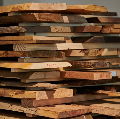 WOZ – Von wegen «heimisch»: Der Holzbau boomt in der Schweiz. Expeditionen in eine Wirtschaft, in der alles grün scheint.