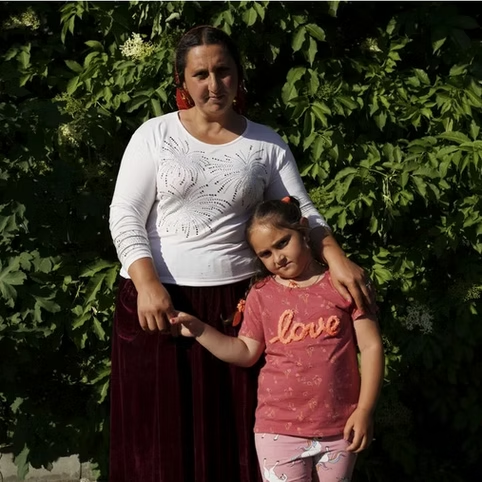 Bajour.ch – Bukarest (gar nicht so) einfach: Bianca bettelt in Basel um Geld, bis sie ausgeschafft wird. Wie geht es ihr jetzt in Rumänien? Und wie steht es um die zugesicherte Basler Hilfe für die Roma vor Ort? Eine Verdrängungsgeschichte.